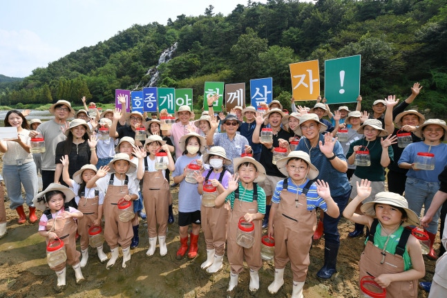 Hyundai Mobis held a release event for Miho salmonids on the 23rd for the restoration of endangered species. Employees, family members, and local residents of Hyundai Mobis releasing the Miho salmonids at the entrance of Mir Forest in Chopyeong-myeon, Jincheon County, Chungcheongbuk-do (provided by Hyundai Mobis).