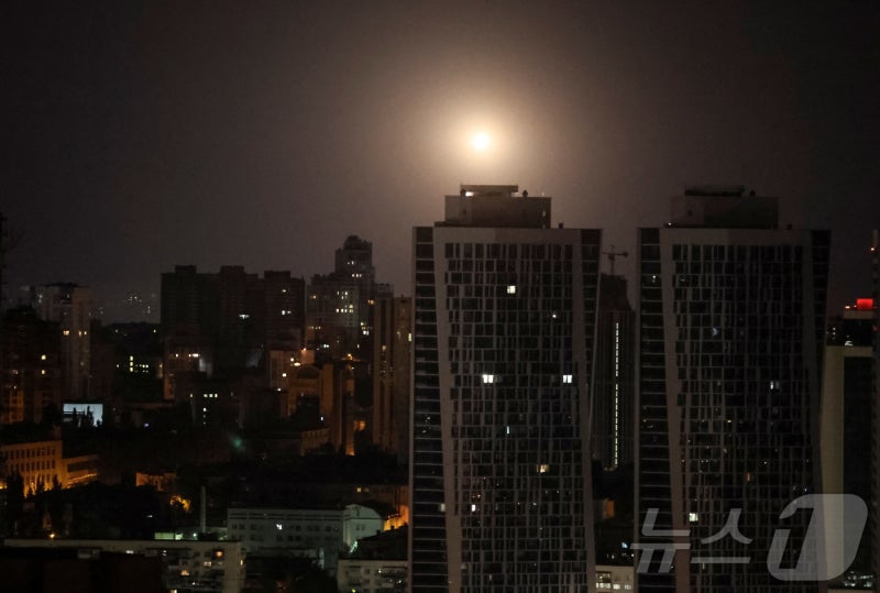 "러, <b>우크라</b> 전역에 대규모 <b>미사일</b>과 드론 공격…키이우서도 폭발음"