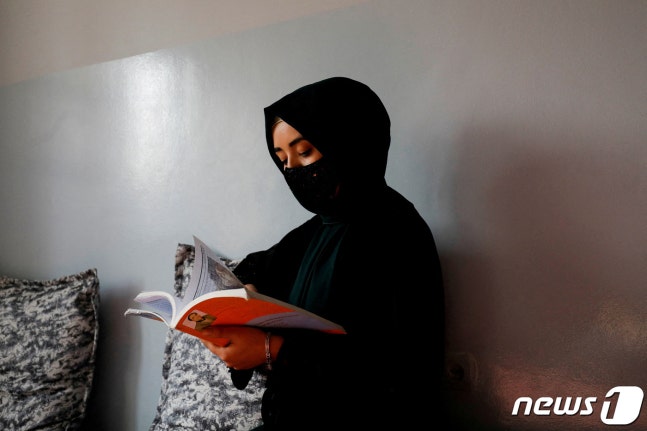 On the 27th (local time), a female instructor in Kabul, Afghanistan, is reading a book at home. The United Nations Security Council called for action against increasing discrimination policies against women under the Taliban regime. ⓒ Reuters