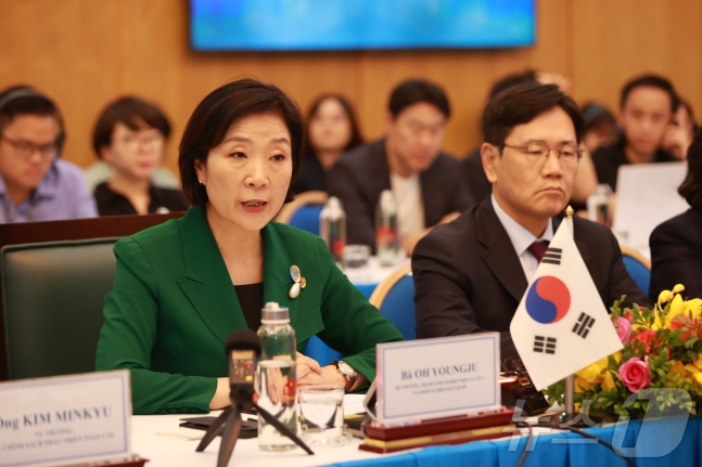 오영주 중소벤처기업부 장관이 28일 베트남 하노이에서 열린 '제1차 한-베 중소벤처 위원회를 개최했다. (중기부 제공)