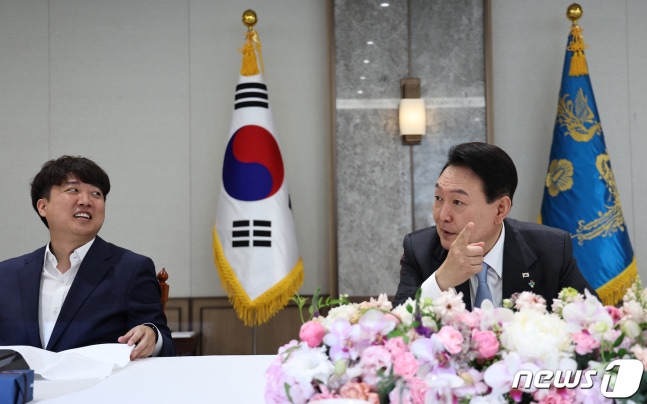 President Yoon Suk-yeol is exchanging pleasantries with participants, including leader Lee Jun-seok, at a luncheon with the leadership of the People Power Party held at the presidential office in Yongsan on June 10, 2022. (Provided by the Blue House) 2022.6.10/News1 ⓒ News1 Oh Dae-il