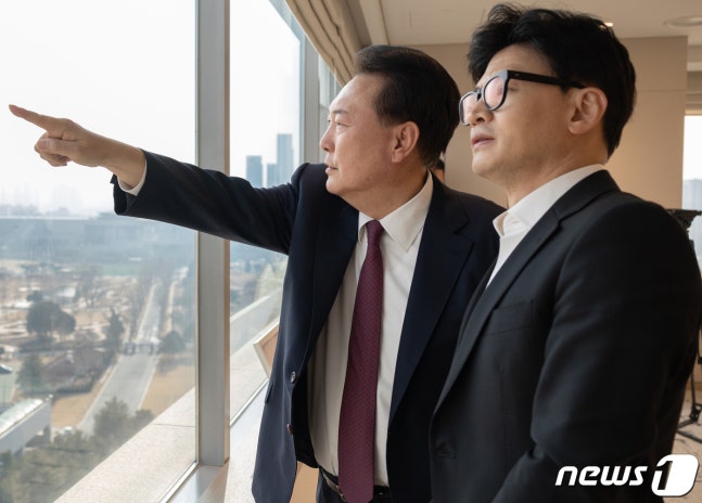 President Yoon Suk-yeol is having a conversation with Han Dong-hoon, head of the planning committee, at a luncheon with the leadership of the People Power Party held at the presidential office in Yongsan on January 1, 2024. (Provided by the Blue House) 2024.1.29/News1 ⓒ News1 Oh Dae-il
