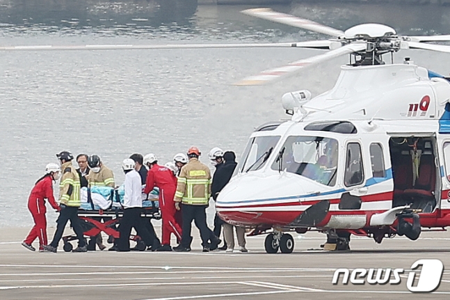 부산에서 신원 미상 남성에게 피습을 당한 이재명 대표가 2일 오후 서울 노들섬에 헬기를 타고 도착해 서울대병원으로 이송되고 있다. 2024.1.2./뉴스1 ⓒ News1 민경석 기자