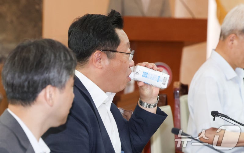 목 축이는 <b>주형환 부위원장</b>
