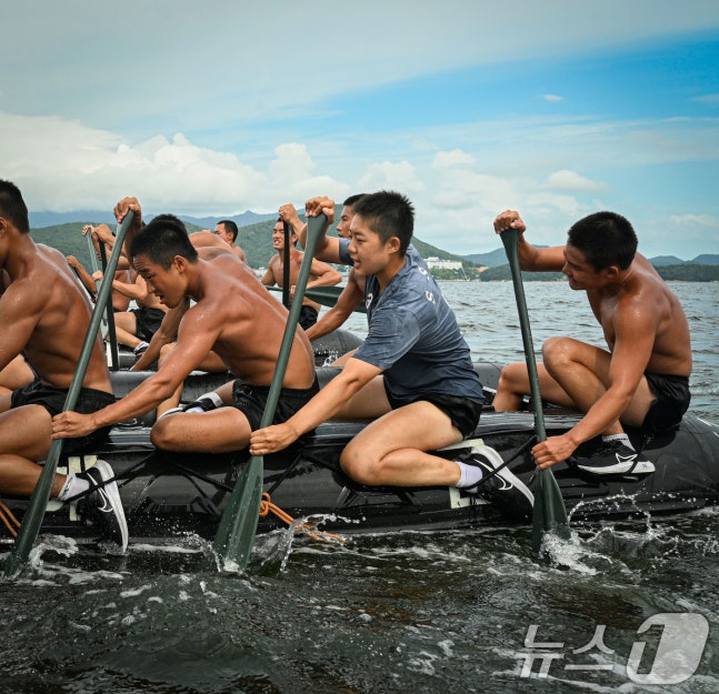 The Navy announced on the 30th that Korea's first female deep-sea diver, SSU, was born. Lt. Mo Hui-woo, who became the Navy's first female deep-sea diver after completing the maritime rescue basic course, is operating a rubber boat (CRRC) during training. (Provided by the Navy) 2024.8.30/News1