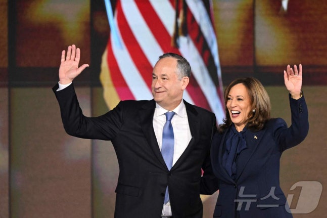 Kamala Harris, the Vice President of the United States, and her husband Doug Emhoff raise their hands after her acceptance speech as the Democratic Party's presidential candidate on the final day of the Democratic National Convention at the United Center in Chicago, Illinois on August 22 (local time) 2024.08.23 ⓒ A