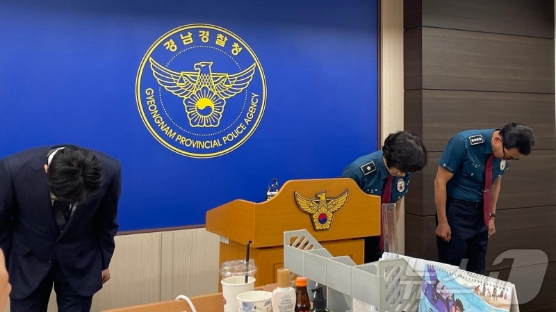 <b>순찰차</b> 40대 여성 죽어갈 때…<b>경찰</b> 4명 파출소서 자고 있었다