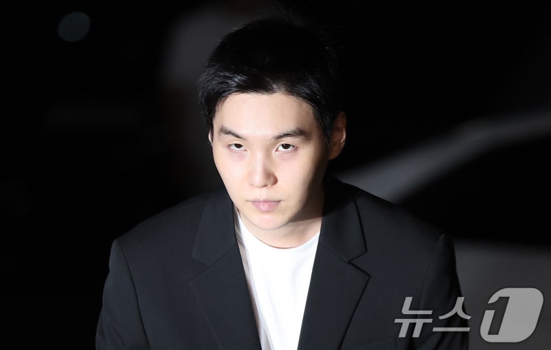 경찰, '전동스쿠터 <b>음주 운전</b>' BTS 슈가 불구속 <b>송치</b>