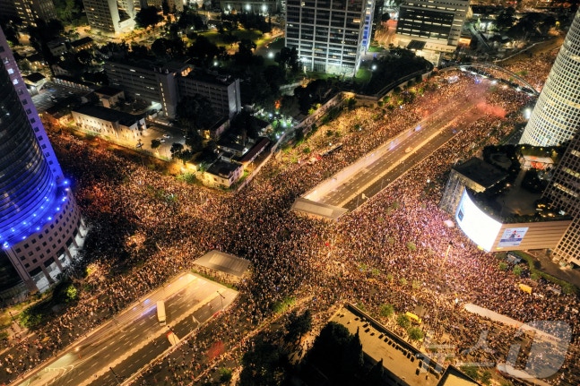 Protesters demanding ceasefire and hostage negotiations in Tel Aviv, Israel on the 1st (local time). According to the organizers of the protest, 550,000 people in Tel Aviv and a total of 700,000 people nationwide gathered on that day. 24.09.01 © Reuters=news1 © News1 Kim Ye-seul