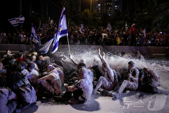 Protesters demanding ceasefire and hostage negotiations in Tel Aviv, Israel on the 1st (local time). According to the organizers of the protest, 550,000 people in Tel Aviv and a total of 700,000 people nationwide gathered on that day. 24.09.01 © Reuters=news1 © News1 Kim Ye-seul
