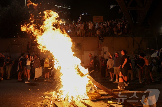 Protesters demanding ceasefire and hostage negotiations in Tel Aviv, Israel on the 1st (local time). According to the organizers of the protest, 550,000 people in Tel Aviv and a total of 700,000 people nationwide gathered on that day. 24.09.01 © Reuters=news1 © News1 Kim Ye-seul