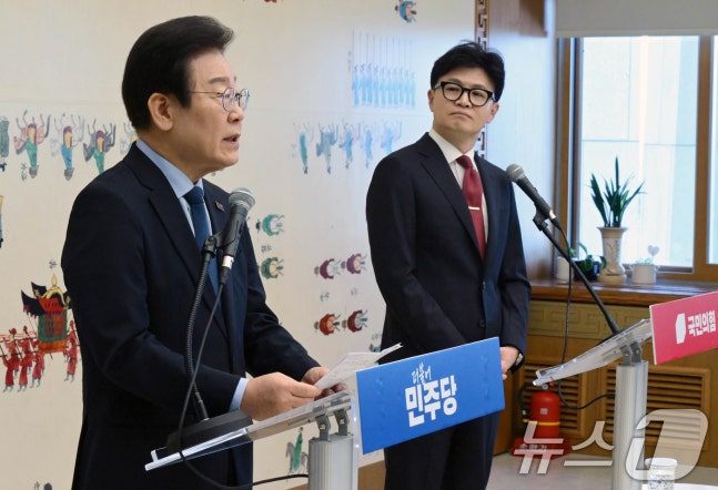 Lee Jae-myung, the representative of the Democratic Party of Korea, making a statement at a meeting of leaders of the ruling and opposition parties held in Yeouido, Seoul on September 1 before the meeting. (Joint Coverage)2024.9.1/News1 ⓒ News1 Photographer Lee Kwang-ho