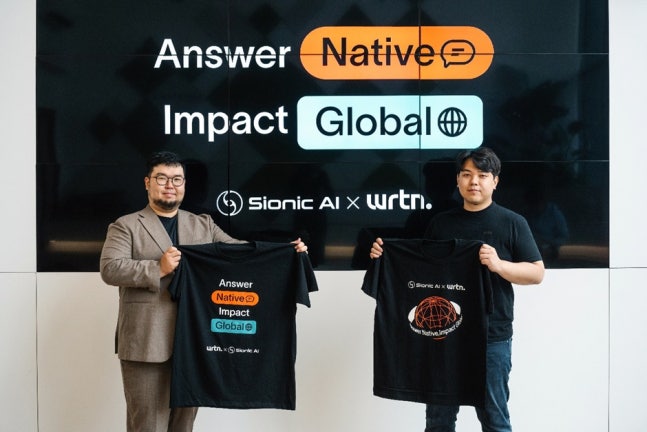 Sionic AI CEO Go Seok-hyun (left) and Luton Technologies CEO Lee Se-young signing an MOU for cooperation at Luton Technologies headquarters in Seoul and taking a commemorative photo. (provided by Luton)
