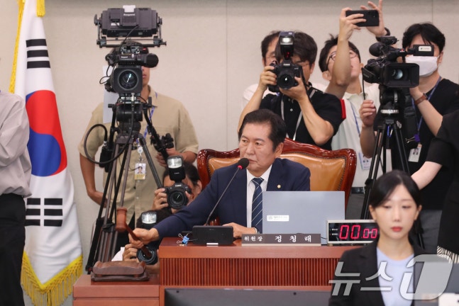 Jung Cheong-rae, head of the Legislation and Judiciary Committee, is calling for coordination with opposition members on the submission of materials related to the confirmation hearing of Prosecutor General nominee Shim Woo-jung, held at the plenary session of the National Assembly Legislation and Judiciary Committee in Yeouido, Seoul on the morning of the 3rd. 2024.9.3/News