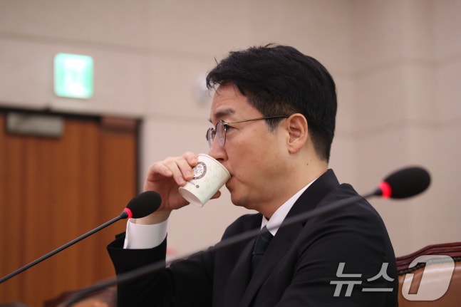 Shim Woo-jung, the prosecutor general nominee, drinking water at the confirmation hearing held at the Legislation and Judiciary Committee of the National Assembly in Yeouido, Seoul on the morning of the 3rd. 2024.9.3/News1 ⓒ News1 Lee Kwang-ho Reporter