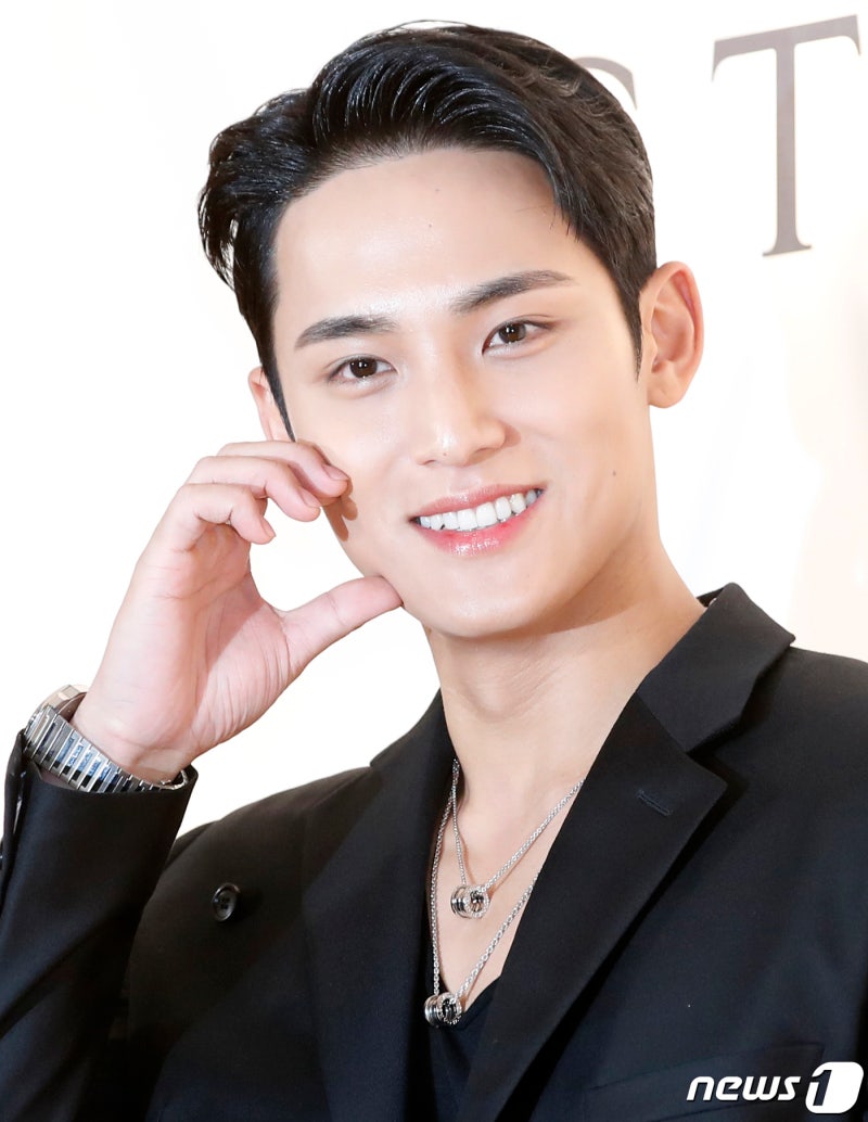 록시땅코리아 직원, <b>세븐틴 민규</b> 광고 현장 '상탈' 사진 촬영·유출…"대...