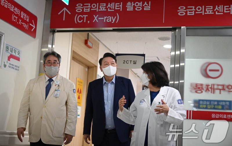 <b>대통령실</b>, 전국 17개 권역응급의료센터에 <b>비서관</b> 배치 검토