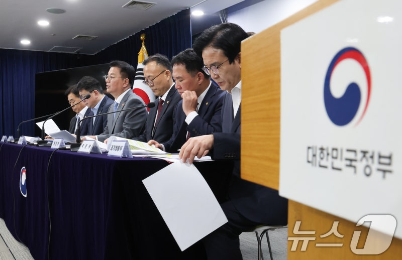 <b>전기차</b> '<b>배터리</b> 인증제' 내달부터 시행…주차구역 확대 1년 유예