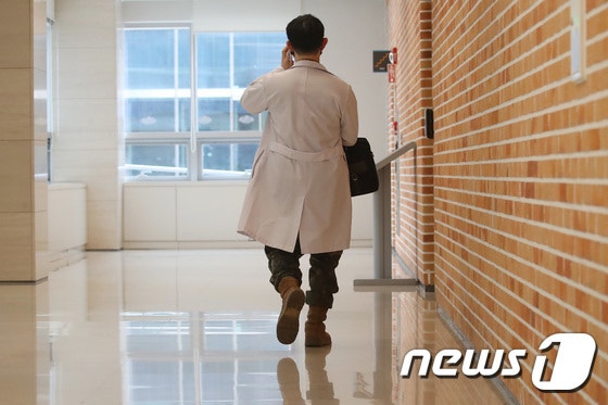 복지부, '<b>응급실</b> 떠나겠다' <b>군의관</b> 설득…<b>징계</b> 놓고 국방부와 엇박자