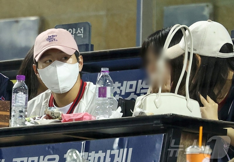 이강인, 2살 연상 두산家 <b>박상효</b>씨와 열애설…"파리서 데이트, 잠실 구...