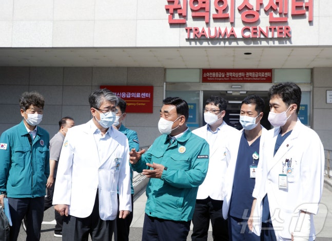 Mayor Kim Du-geum of Ulsan visits Ulsan University Hospital ahead of Chuseok on the 9th to encourage the emergency medical system and emphasize the maintenance of emergency medical response system. 2024.9.9/News1 ⓒ News1 Kim Ji-hye reporter