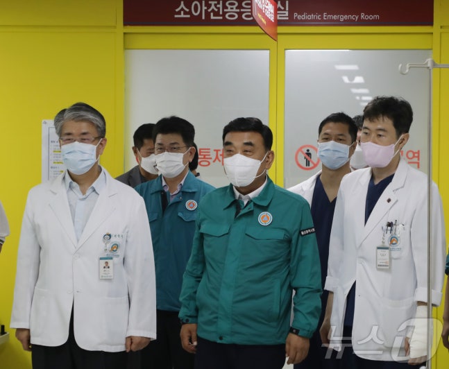Mayor Kim Du-geum of Ulsan visits Ulsan University Hospital ahead of Chuseok on the 9th to encourage the emergency medical system and emphasize the maintenance of emergency medical response system while touring the emergency medical center. 2024.9.9/News1 ⓒ News1 Kim Ji-hye reporter
