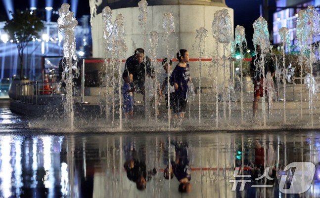 In seoul's Jongno-gu Gwanghwamun Square on the 18th, children are playing in the water fountain to cool off in the heat. The phenomenon where the night temperature remains above 25 degrees, known as tropical night, is expected to cool down as cold air descends with the rain scheduled for the 20th. 2024.9.18/News1 ⓒ News1 Reporter Lee Dong-hae