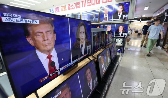On the morning of the 11th, the first TV debate between Democratic candidate Kamala Harris and Republican candidate Donald Trump was broadcast live, hosted by ABC at the E-land electronics store in Yongsan-gu, Seoul. 2024.9.11/News1 ⓒ News1 Kim Sung-jin