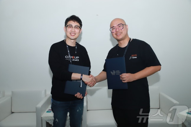 Choi Ji-young, head of the Korea Start-up Forum, and Sean Song, CEO of S-Tron, are signing a business agreement and taking a commemorative photo at the S-Tron site on the 20th. (Provided by Korea Start-up Forum)