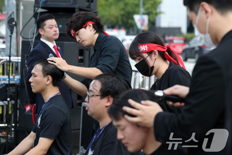 <b>한약사 권리</b> 보장 촉구 '삭발하는 학생들'