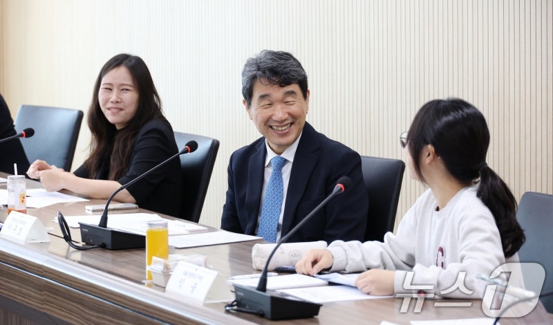 <b>함께차담회</b> 하는 <b>이주호 부총리</b>