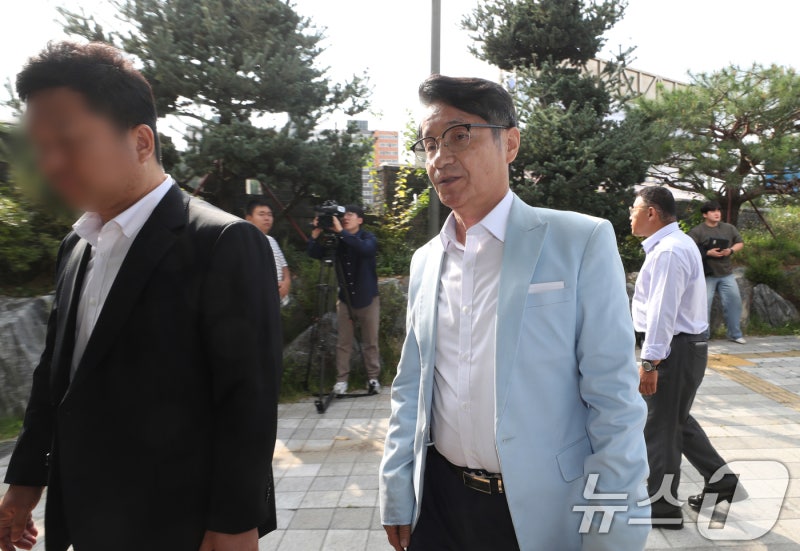 <b>최재영 목사 경찰</b> 소환…외국인 신분 '불법 선거운동' 혐의