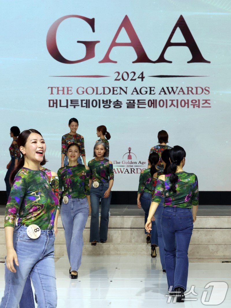 런웨이 걷는 <b>시니어 모델</b>