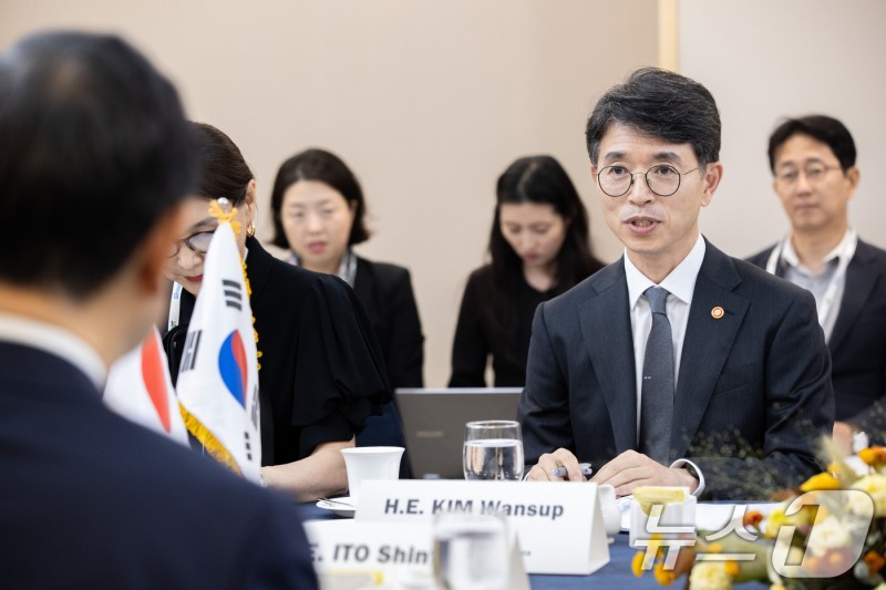 日 환경성 대신 만나는 <b>김완섭 장관</b>