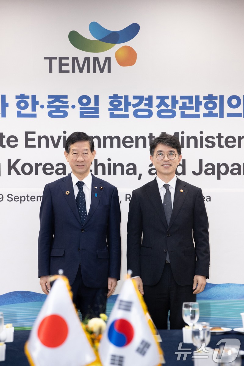 기념 촬영하는 <b>김완섭</b> 환경<b>장관</b>