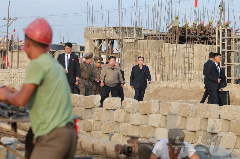 北 "<b>김정은</b>, 평안북도 <b>수해지역</b> 현지지도"
