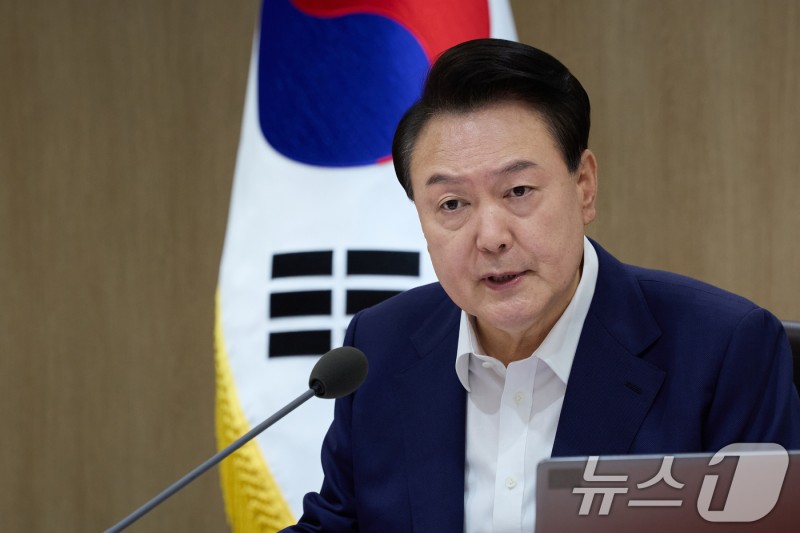 윤 <b>대통령</b> "축구 대표팀 <b>감독</b> 선발 의혹 명백히 밝혀야"