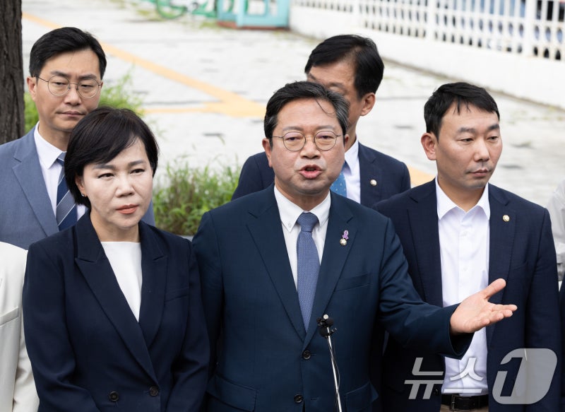 민주, '이재명 수사' <b>검사 청문회</b> 출석 촉구…"거부하면 범인"