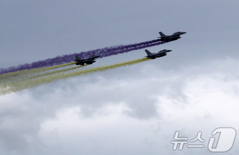 <b>서울 상공</b> 축하비행하는 F16