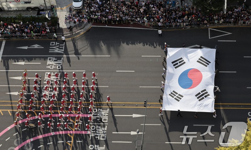 제76주년 <b>국군의 날 시가행진</b>