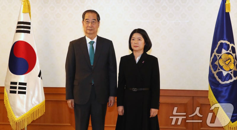 <b>한덕수 총리</b>, 위은진 상임위원 <b>임명장</b> 수여