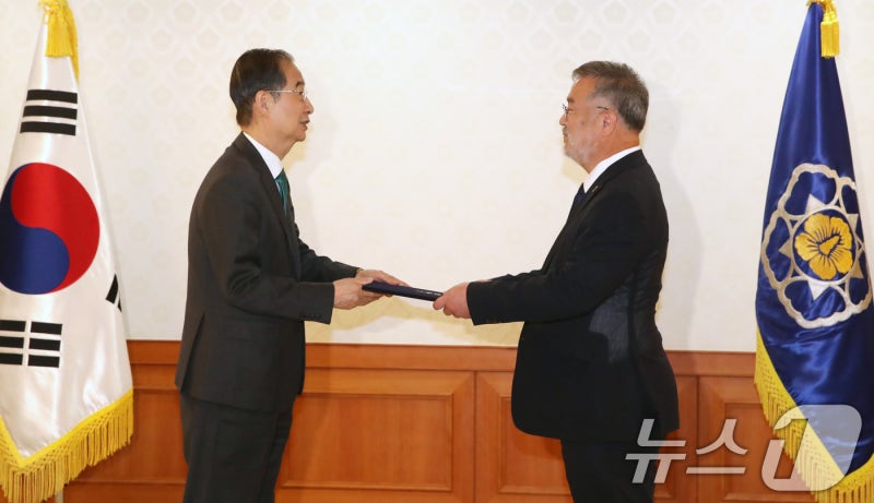 <b>한덕수 총리</b>, 송기춘 상임위원 <b>임명장</b> 수여