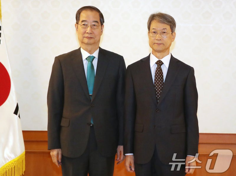<b>한덕수 총리</b>, 이상철 상임위원 <b>임명장</b> 수여