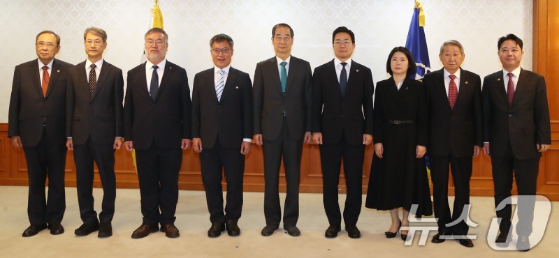 <b>한덕수 총리</b>, 차관급 인사 <b>임명장</b> 수여식