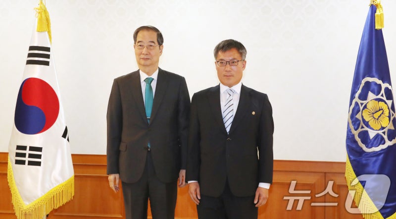 <b>한덕수 총리</b>, 김석우 법무부 차관 <b>임명장</b> 수여