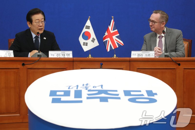 이재명 대표, <b>콜린 크룩스 주한영국대사</b> 접견