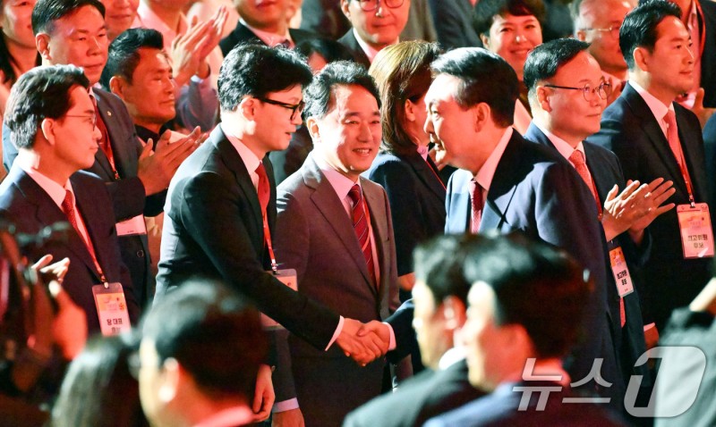 '<b>한동훈</b> 공격 사주' <b>김대남</b>, 당 진상조사…탈당해도 추진(종합)