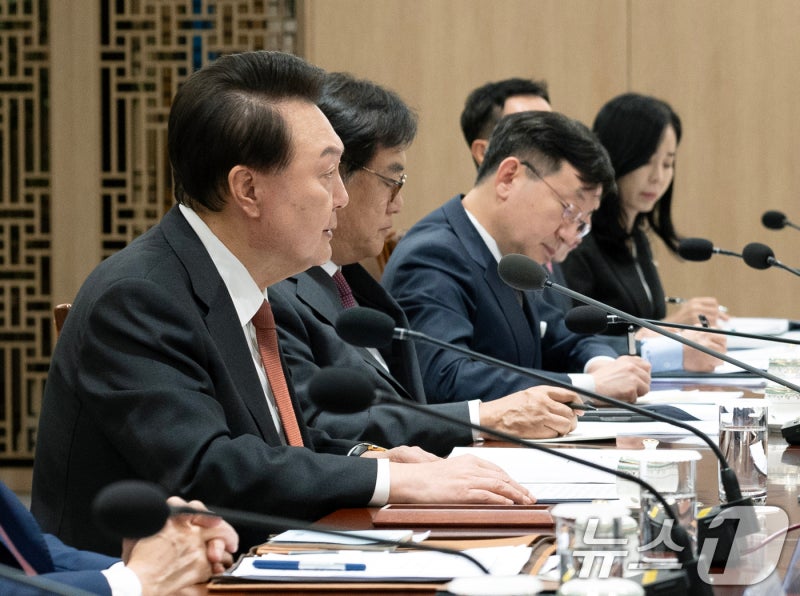 윤 "국민 안전 모든 조치"…중동 사태에 <b>긴급</b> 회의(종합)