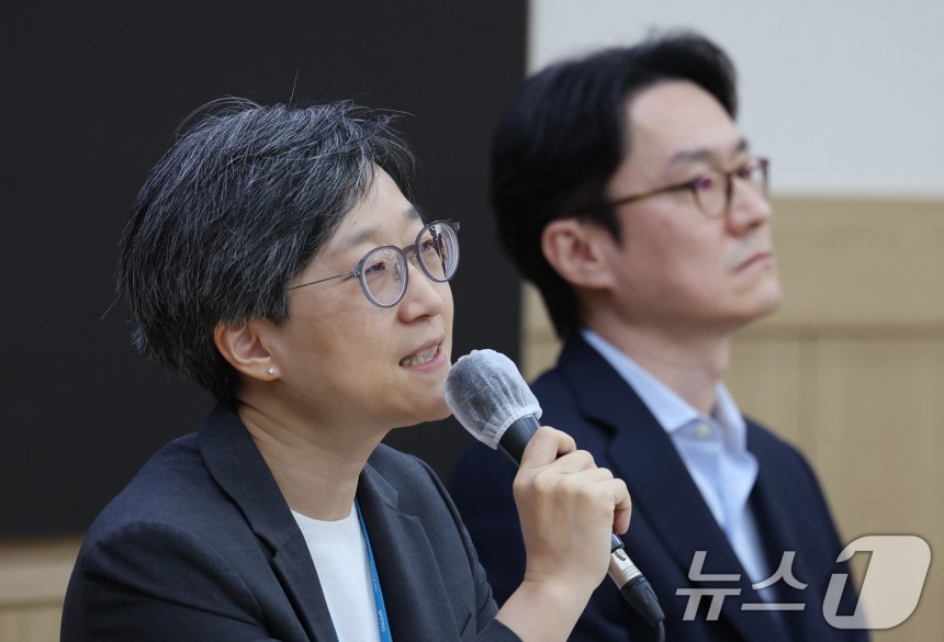 강희경 서울의대·서울대병원 교수협의회 비상대책위원회 위원장이 지난 7월 서울 종로구 서울의대 융합관에서 열린 비상대책위원회 기자회견에서 ’조규홍 보건복지부 장관께 드리는 의견‘을 전하고 있다. 2024.7.15/뉴스