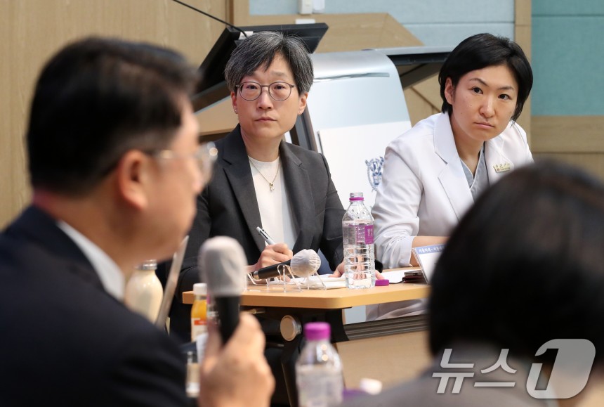 10일 서울 종로구 서울대학교 의과대학 융합관에서 열린 서울의대 교수 비대위·보건복지부 주최 ‘의료개혁, 어디로 가는가‘ 토론회에서 강희경 서울의대·병원 교수 비대위원장과 하은진 서울의대·병원 교수 비대위원이 장상윤